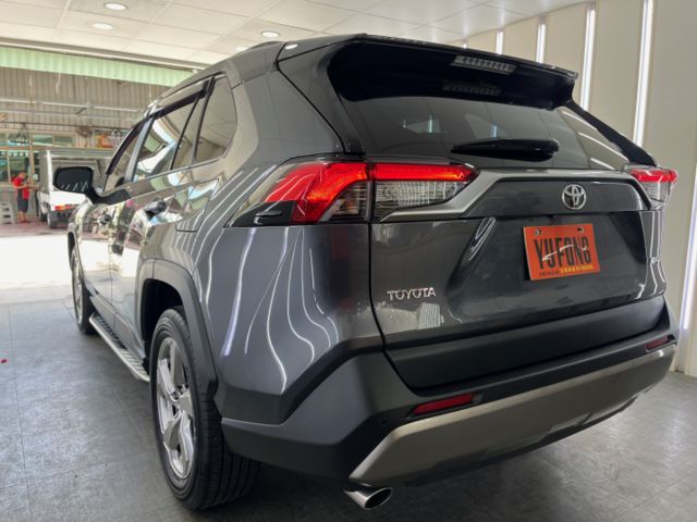 影片賞車✦ RAV4 旗艦版 里程僅跑4萬多 原廠升級精裝套件買到賺到！全車原鈑件 電尾門.環景.電動椅.導航  第4張相片