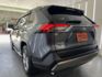 影片賞車✦ RAV4 旗艦版 里程僅跑4萬多 原廠升級精裝套件買到賺到！全車原鈑件 電尾門.環景.電動椅.導航  第4張縮圖