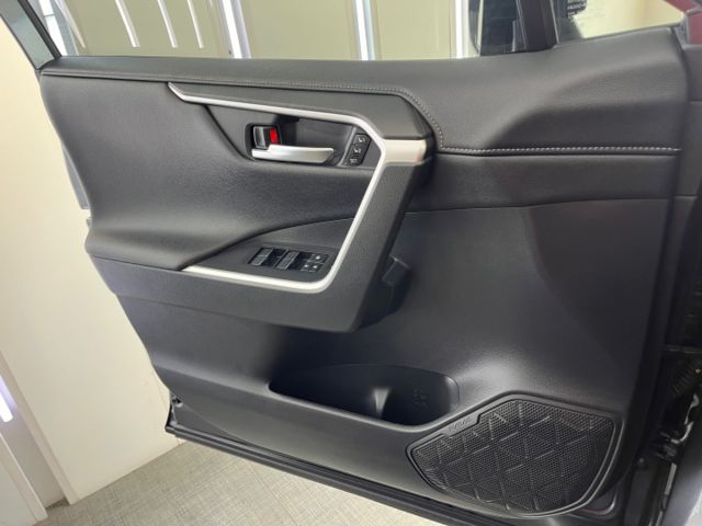 影片賞車✦ RAV4 旗艦版 里程僅跑4萬多 原廠升級精裝套件買到賺到！全車原鈑件 電尾門.環景.電動椅.導航  第7張相片