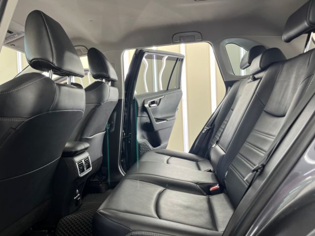 影片賞車✦ RAV4 旗艦版 里程僅跑4萬多 原廠升級精裝套件買到賺到！全車原鈑件 電尾門.環景.電動椅.導航  第9張相片