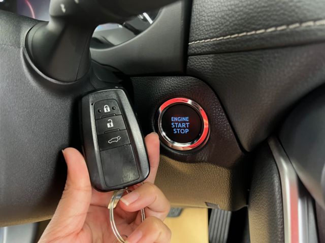 影片賞車✦ RAV4 旗艦版 里程僅跑4萬多 原廠升級精裝套件買到賺到！全車原鈑件 電尾門.環景.電動椅.導航  第12張相片