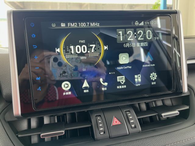 影片賞車✦ RAV4 旗艦版 里程僅跑4萬多 原廠升級精裝套件買到賺到！全車原鈑件 電尾門.環景.電動椅.導航  第15張相片
