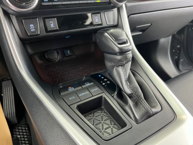 影片賞車✦ RAV4 旗艦版 里程僅跑4萬多 原廠升級精裝套件買到賺到！全車原鈑件 電尾門.環景.電動椅.導航  第18張相片