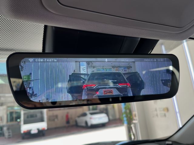 影片賞車✦ RAV4 旗艦版 里程僅跑4萬多 原廠升級精裝套件買到賺到！全車原鈑件 電尾門.環景.電動椅.導航  第19張相片