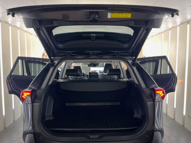 影片賞車✦ RAV4 旗艦版 里程僅跑4萬多 原廠升級精裝套件買到賺到！全車原鈑件 電尾門.環景.電動椅.導航  第20張相片