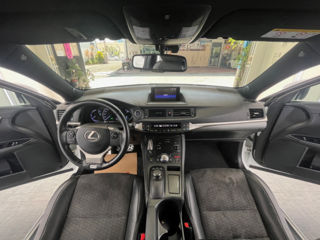 影片賞車✦ CT200h F Sport 里程跑15萬 全車原鈑件 F版專屬套件.LED頭燈.雙區恆溫.免鑰匙.自動雨刷  第11張相片