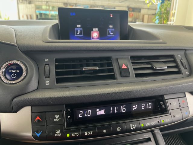 影片賞車✦ CT200h F Sport 里程跑15萬 全車原鈑件 F版專屬套件.LED頭燈.雙區恆溫.免鑰匙.自動雨刷  第16張相片