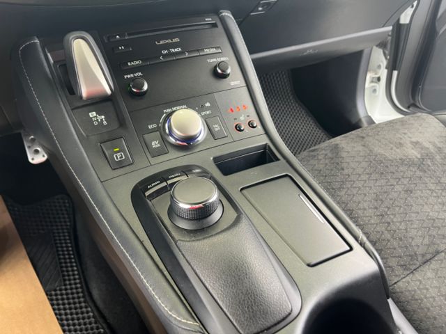 影片賞車✦ CT200h F Sport 里程跑15萬 全車原鈑件 F版專屬套件.LED頭燈.雙區恆溫.免鑰匙.自動雨刷  第19張相片