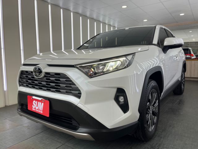 影片賞車✦ 小改款RAV4  里程僅跑1萬多 全車原鈑件 數位儀表.電動椅.Car Play.免鑰匙.電子後視鏡  第1張相片