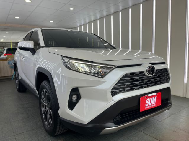 影片賞車✦ 小改款RAV4  里程僅跑1萬多 全車原鈑件 數位儀表.電動椅.Car Play.免鑰匙.電子後視鏡  第2張相片
