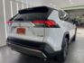 影片賞車✦ 小改款RAV4  里程僅跑1萬多 全車原鈑件 數位儀表.電動椅.Car Play.免鑰匙.電子後視鏡  第3張縮圖