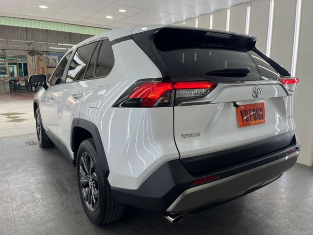 影片賞車✦ 小改款RAV4  里程僅跑1萬多 全車原鈑件 數位儀表.電動椅.Car Play.免鑰匙.電子後視鏡  第4張相片