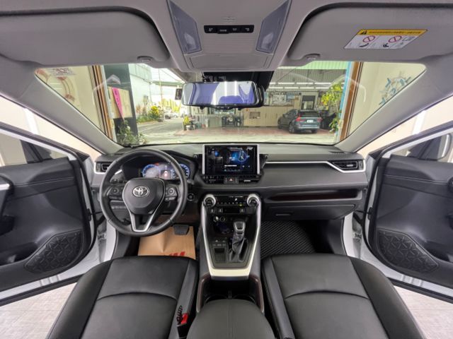 影片賞車✦ 小改款RAV4  里程僅跑1萬多 全車原鈑件 數位儀表.電動椅.Car Play.免鑰匙.電子後視鏡  第12張相片
