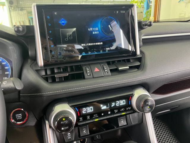 影片賞車✦ 小改款RAV4  里程僅跑1萬多 全車原鈑件 數位儀表.電動椅.Car Play.免鑰匙.電子後視鏡  第15張相片