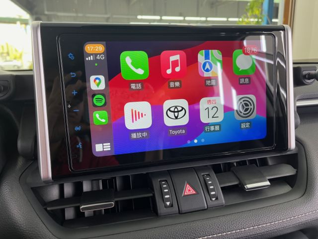 影片賞車✦ 小改款RAV4  里程僅跑1萬多 全車原鈑件 數位儀表.電動椅.Car Play.免鑰匙.電子後視鏡  第16張相片