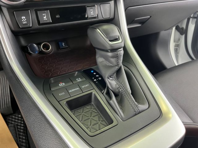 影片賞車✦ 小改款RAV4  里程僅跑1萬多 全車原鈑件 數位儀表.電動椅.Car Play.免鑰匙.電子後視鏡  第17張相片