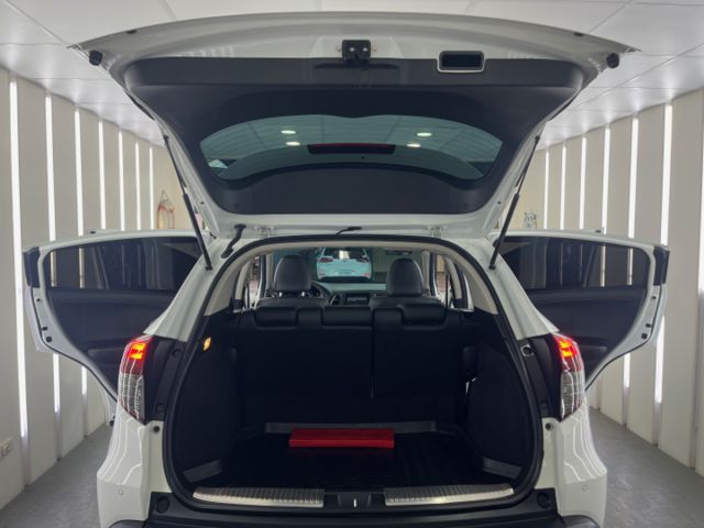 影片賞車✦ HR-V 最頂級S版 里程僅跑3萬多 全車原鈑件 LED尾燈.三模式倒車影像.免鑰匙.快撥.定速.恆溫  第20張相片