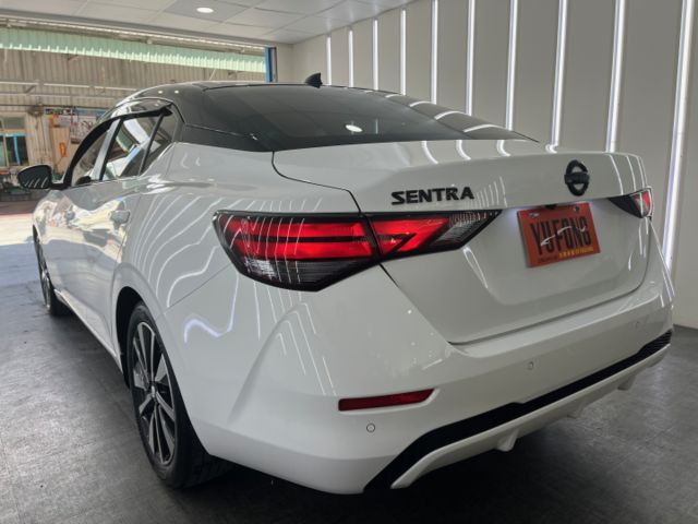 影片賞車✦Super Sentra 尊爵智駕版 里程僅跑1萬多 全車原鈑件 選配黑屋頂.導航.電視...精品買到賺到  第4張相片