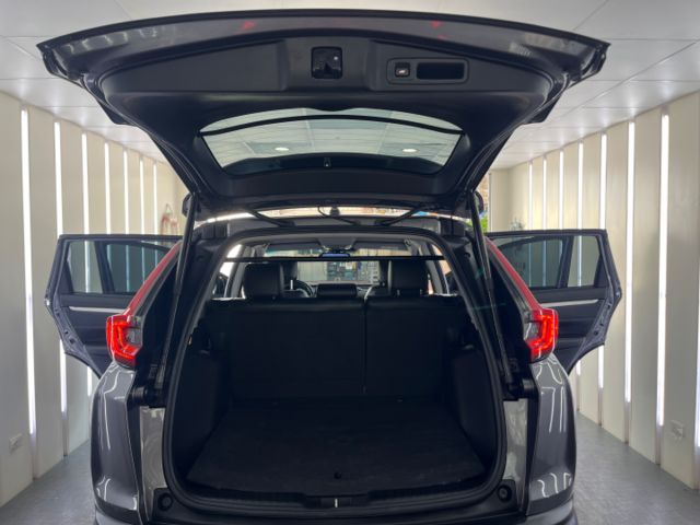 影片賞車✦CRV 5.5代 VTi-S 里程跑8萬 全車原鈑件 LED頭燈.電尾門.無線充電.雙區恆溫.衛星導航  第19張相片