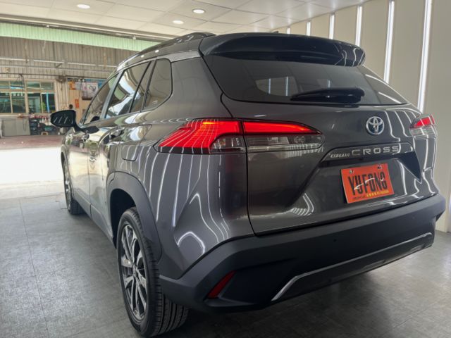 影片賞車✦CC油電 最頂級旗艦 里程跑8萬 全車原鈑件 升級原廠精裝套件 買到賺到！ 電動椅.電尾門.360環景  第4張相片