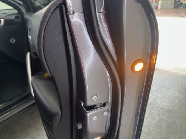 影片賞車✦CC油電 最頂級旗艦 里程跑8萬 全車原鈑件 升級原廠精裝套件 買到賺到！ 電動椅.電尾門.360環景  第8張相片