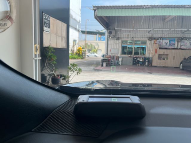 影片賞車✦CC油電 最頂級旗艦 里程跑8萬 全車原鈑件 升級原廠精裝套件 買到賺到！ 電動椅.電尾門.360環景  第12張相片