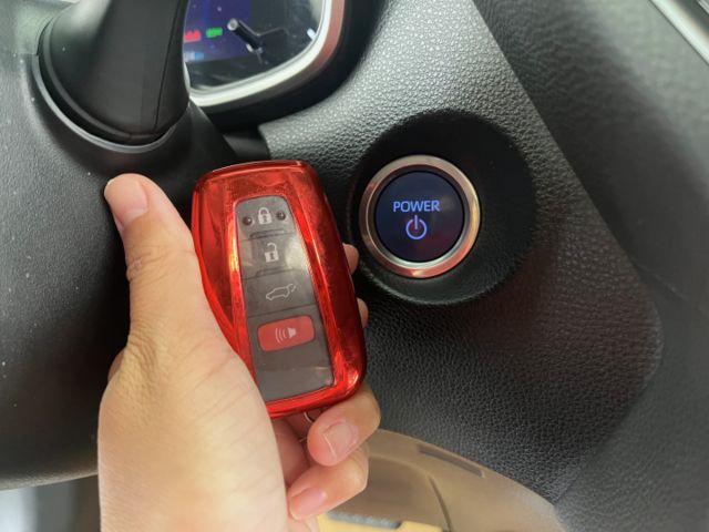 影片賞車✦CC油電 最頂級旗艦 里程跑8萬 全車原鈑件 升級原廠精裝套件 買到賺到！ 電動椅.電尾門.360環景  第13張相片