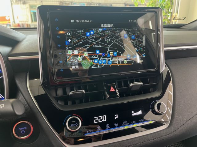 影片賞車✦CC油電 最頂級旗艦 里程跑8萬 全車原鈑件 升級原廠精裝套件 買到賺到！ 電動椅.電尾門.360環景  第14張相片