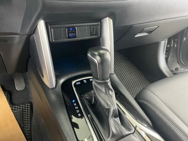 影片賞車✦CC油電 最頂級旗艦 里程跑8萬 全車原鈑件 升級原廠精裝套件 買到賺到！ 電動椅.電尾門.360環景  第17張相片