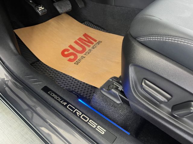 影片賞車✦CC油電 最頂級旗艦 里程跑8萬 全車原鈑件 升級原廠精裝套件 買到賺到！ 電動椅.電尾門.360環景  第19張相片