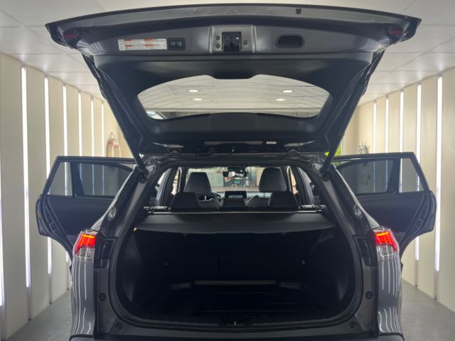 影片賞車✦CC油電 最頂級旗艦 里程跑8萬 全車原鈑件 升級原廠精裝套件 買到賺到！ 電動椅.電尾門.360環景  第20張相片