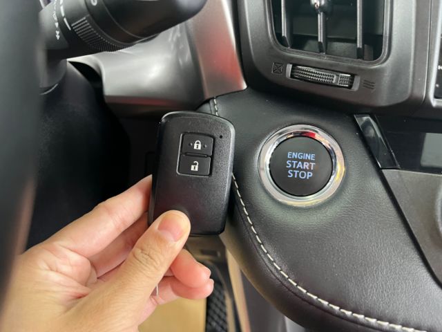 影片賞車✦ RAV4 2.0尊爵最頂級 有ACC 升級原廠精裝買到賺到! 電動椅.免鑰匙.定速.導航.電視  第13張相片