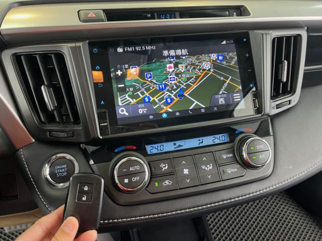 影片賞車✦ RAV4 2.0尊爵最頂級 有ACC 升級原廠精裝買到賺到! 電動椅.免鑰匙.定速.導航.電視  第15張相片