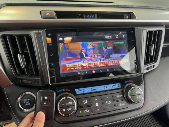 影片賞車✦ RAV4 2.0尊爵最頂級 有ACC 升級原廠精裝買到賺到! 電動椅.免鑰匙.定速.導航.電視  第17張相片