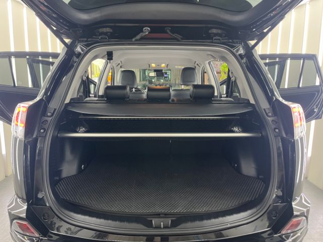 影片賞車✦ RAV4 2.0尊爵最頂級 有ACC 升級原廠精裝買到賺到! 電動椅.免鑰匙.定速.導航.電視  第20張相片