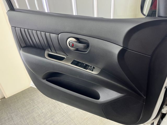 影片賞車✦Livina 行家皮椅 里程僅跑4萬多 市場稀有白色 全車原鈑件 升級大螢幕安卓 可全額貸零頭款  第7張相片