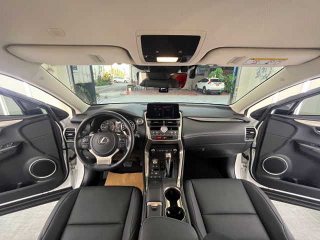 影片賞車✦小改款NX200 菁英PLUS 里程僅跑3萬多 挑戰全網最少！ 全車原鈑件 8向電動椅.電尾門.  第14張相片