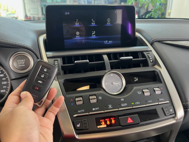 影片賞車✦小改款NX200 菁英PLUS 里程僅跑3萬多 挑戰全網最少！ 全車原鈑件 8向電動椅.電尾門.  第17張相片