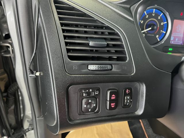 影片賞車✦Zinger 我有鋁圈！里程僅跑10萬 定速.循跡防滑.藍芽MP3.胎壓偵測.後座出風口 全車原鈑件  第15張相片