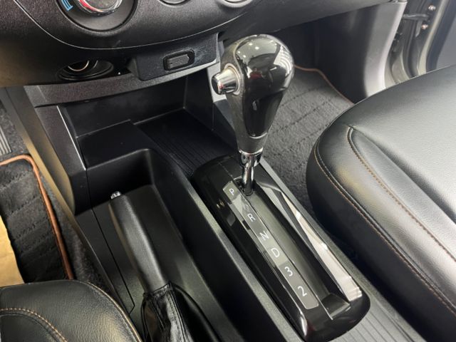 影片賞車✦Zinger 我有鋁圈！里程僅跑10萬 定速.循跡防滑.藍芽MP3.胎壓偵測.後座出風口 全車原鈑件  第17張相片