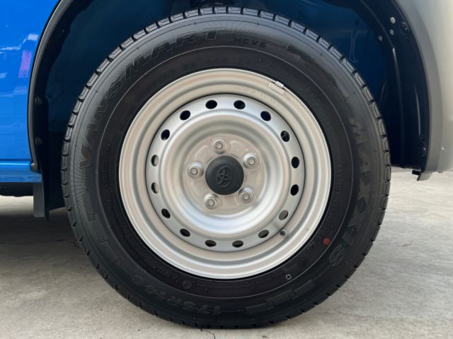 影片賞車✦Town Ace 自排 里程僅跑17公里 LED頭燈.循跡防滑.藍芽支援.胎壓偵測 原廠保固至2028年  第18張相片