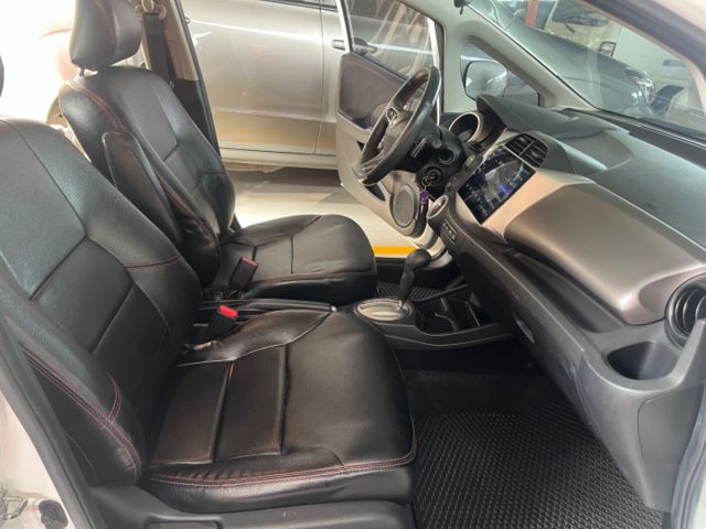 影片賞車✦FIT 最頂級Vtis 里程僅跑15萬 全車原鈑件 升級大螢幕安卓 方控.快撥.導航.倒車影像.定速  第9張相片