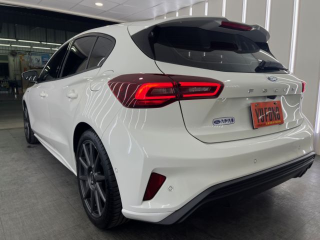 影片賞車✦Focus ST-Line Vignale 里程僅跑1萬 全車原鈑件 電動椅B&O音響.主動轉向頭燈.L2跟車  第4張相片