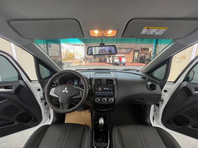 影片賞車✦2024年式Colt Plus 最頂級輕鬆版 里程僅跑2萬多 全車原鈑件 升級安卓影音 電尾門.免鑰匙.恆溫  第11張相片