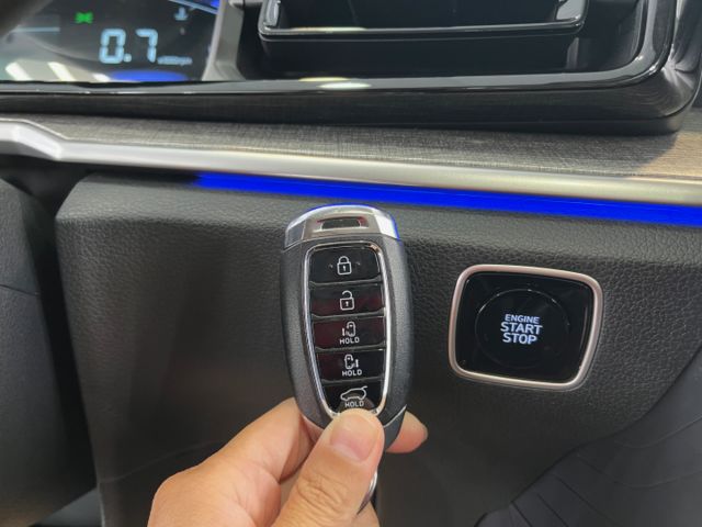 影片賞車✦Custin 市場稀有水泥灰 最頂級B版 全電動椅 全車原鈑件 原廠新車保固中  第14張相片