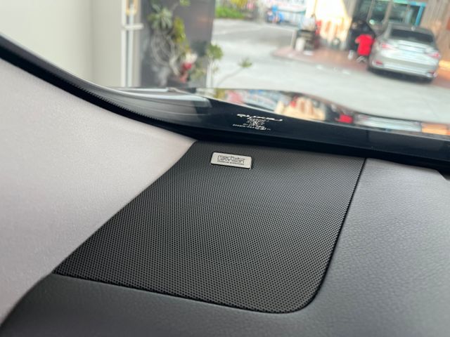 影片賞車✦RX300 旗艦版最頂級 里程僅跑8萬 全車原鈑件 大天窗.360環景.導航.品牌音響.無線充電板 可全部貸款  第14張相片