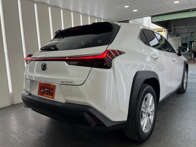 影片賞車✦UX300h 豪華特仕版 里程僅跑1千 全車原鈑件 數萬選配買到賺到 ！原廠新車保固中  第3張相片