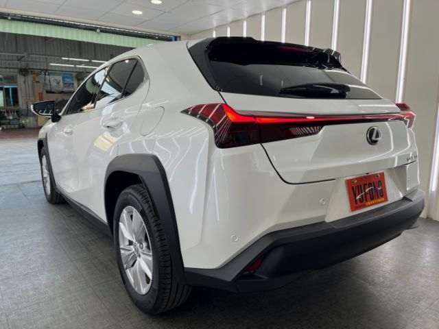 影片賞車✦UX300h 豪華特仕版 里程僅跑1千 全車原鈑件 數萬選配買到賺到 ！原廠新車保固中  第4張相片