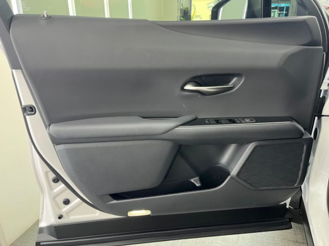 影片賞車✦UX300h 豪華特仕版 里程僅跑1千 全車原鈑件 數萬選配買到賺到 ！原廠新車保固中  第6張相片