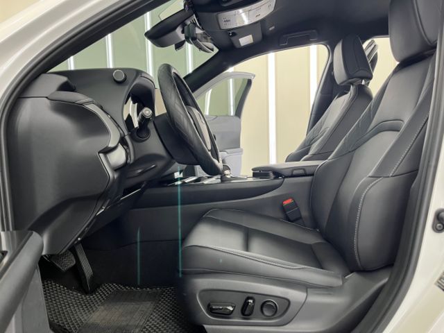 影片賞車✦UX300h 豪華特仕版 里程僅跑1千 全車原鈑件 數萬選配買到賺到 ！原廠新車保固中  第7張相片